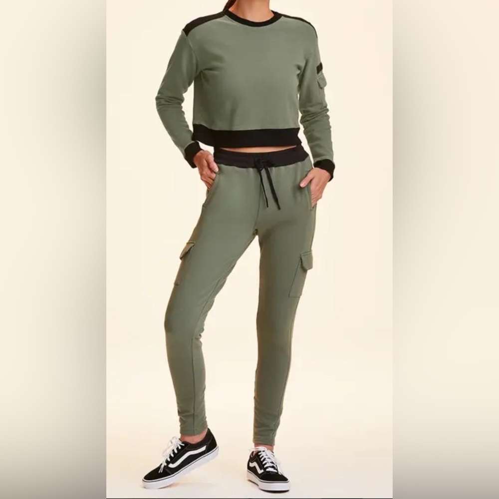 ALALA Vail Large Sweatshirt And Medium Joggers